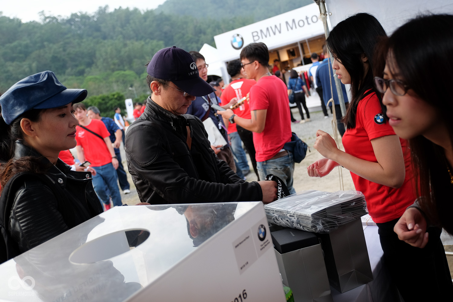 車友以車隊為單位報到領取紀念品，看看這誇張的排隊人潮