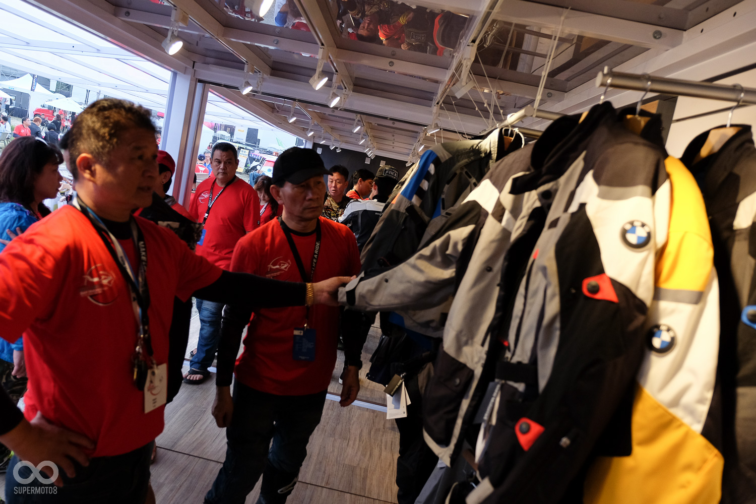 BMW官方人身安全部品店進駐會場，折扣超殺打折不手軟，連小編都差點淪陷