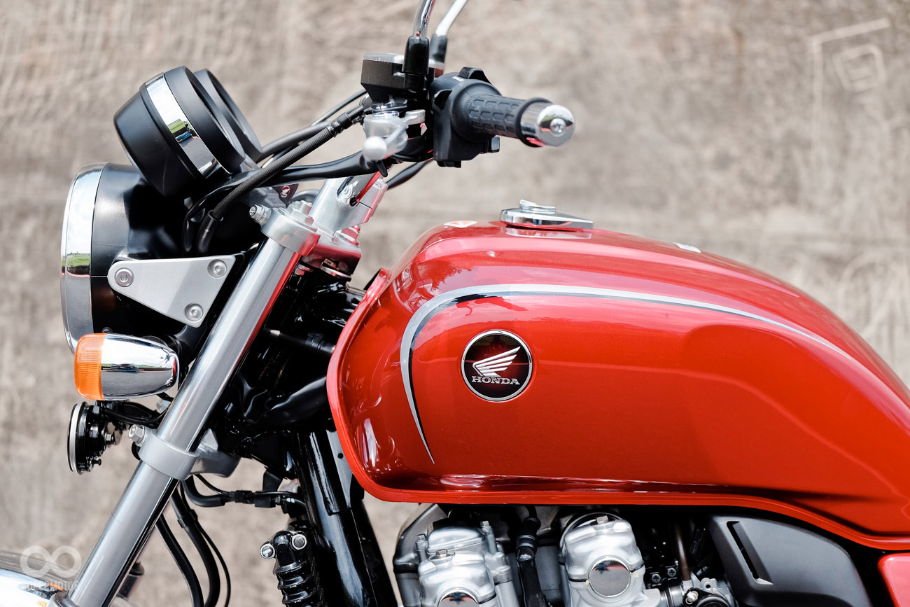 平順寬厚的油箱,傳承CB750的經典魅力,配上簡約的復古拉線,風華再現。