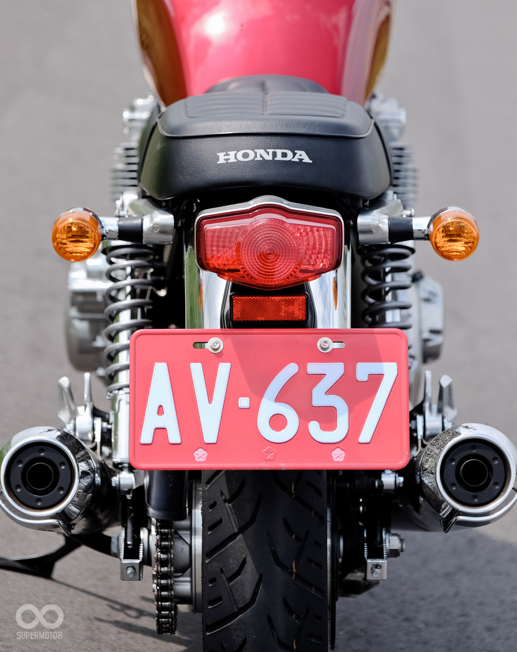 CB1300上沒獲得滿足的經典雙出尾管,裝載於CB1100EX。這是多少老本田迷荷包失手的關鍵因子