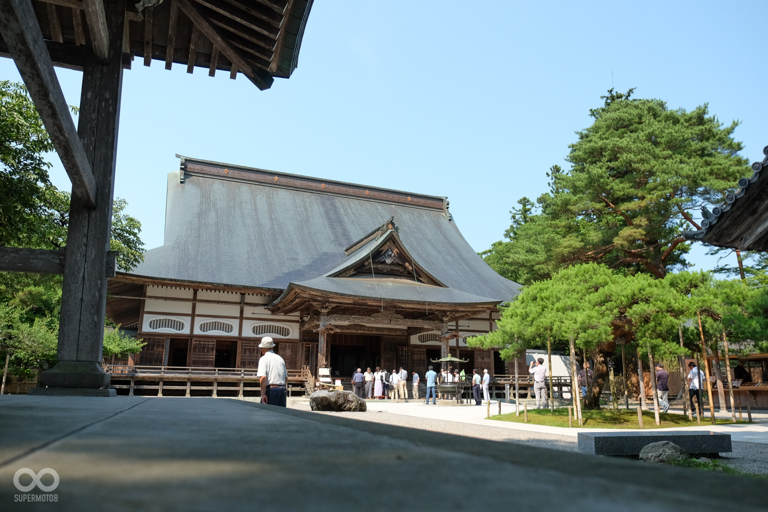 現在的本堂則是在明治42年所重建,距今也百餘年的歷史,是地區的信仰與文化的中心,建築技術更是及當代之大成,並於2011年被列入世界文化遺產