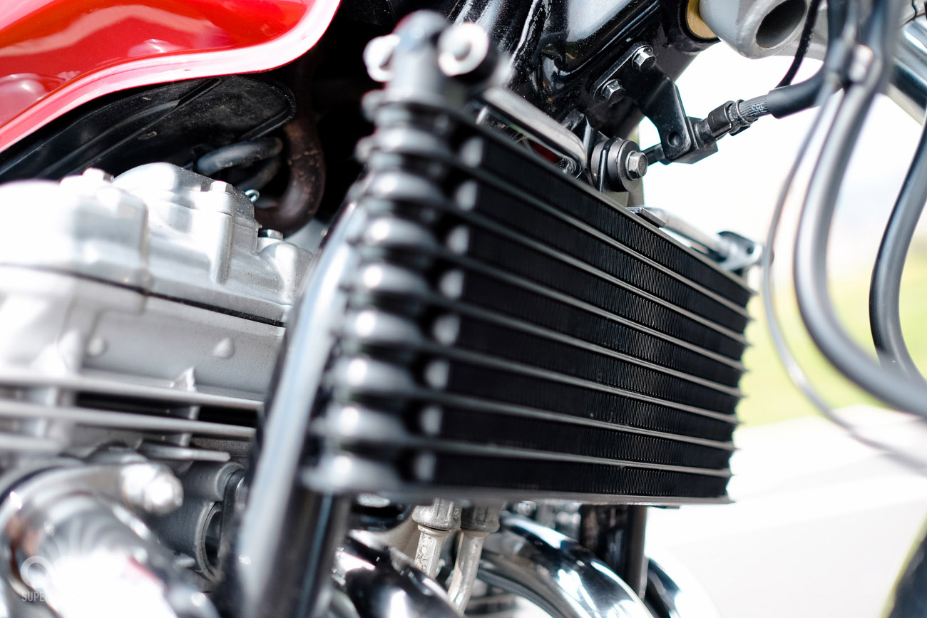 原廠配置小尺寸油冷排,提升機油耐用度對引擎運轉多一分保障