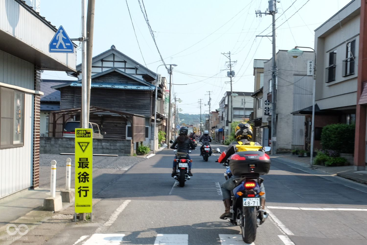 在住宅區就會出現“最徐行”這樣的告示,提醒駕駛人減速慢行,而當地的駕駛們也會確實的遵守,造就了一種和諧地用車氛圍