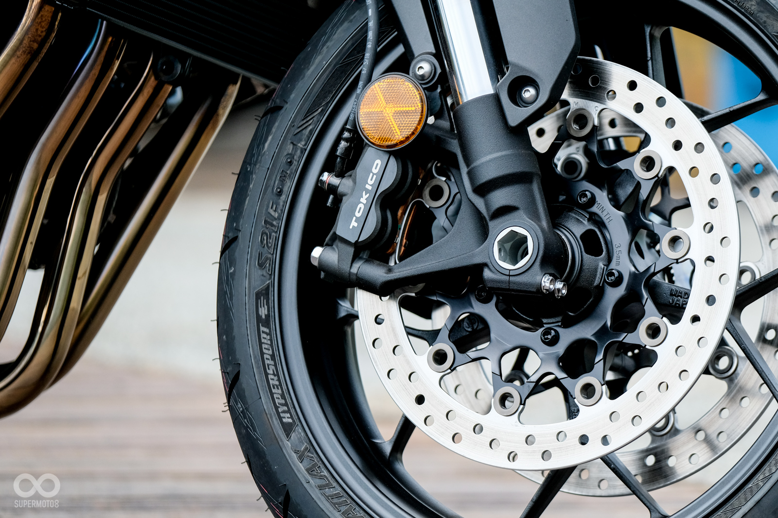 前煞車採用雙TOKICO四活塞卡鉗加上310mm浮動碟,制動表現優異
