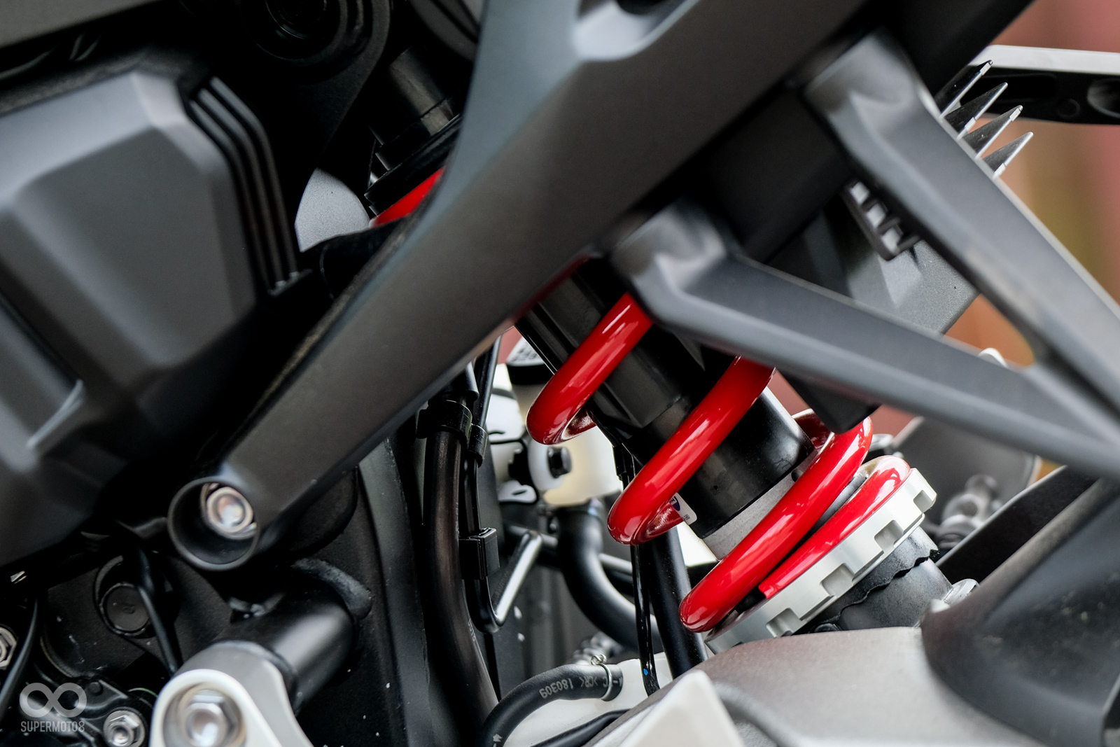 後避震器同樣為預載、阻尼可調設計,騎士可以輕鬆找到適合自己的設定