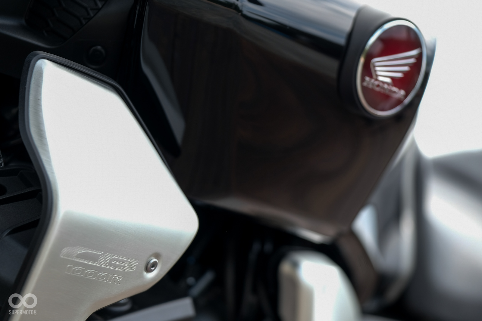 水箱旁的護蓋同樣採用鋁製品,並配上髮絲紋點綴