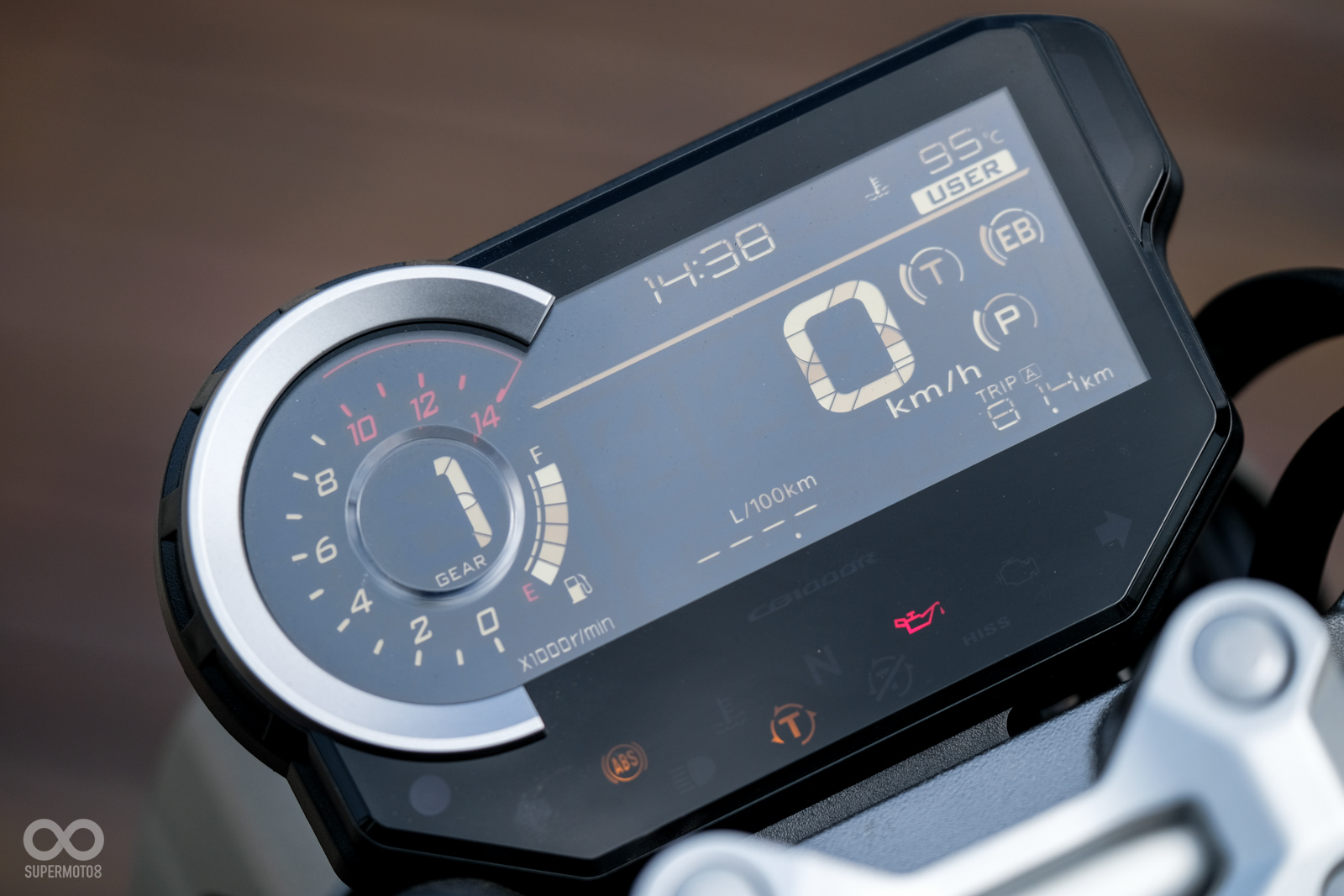 車輛儀表辨識度相當好,儀表右側可以看見循跡系統、動力輸出、引擎煞車補助系統三項目介入段數