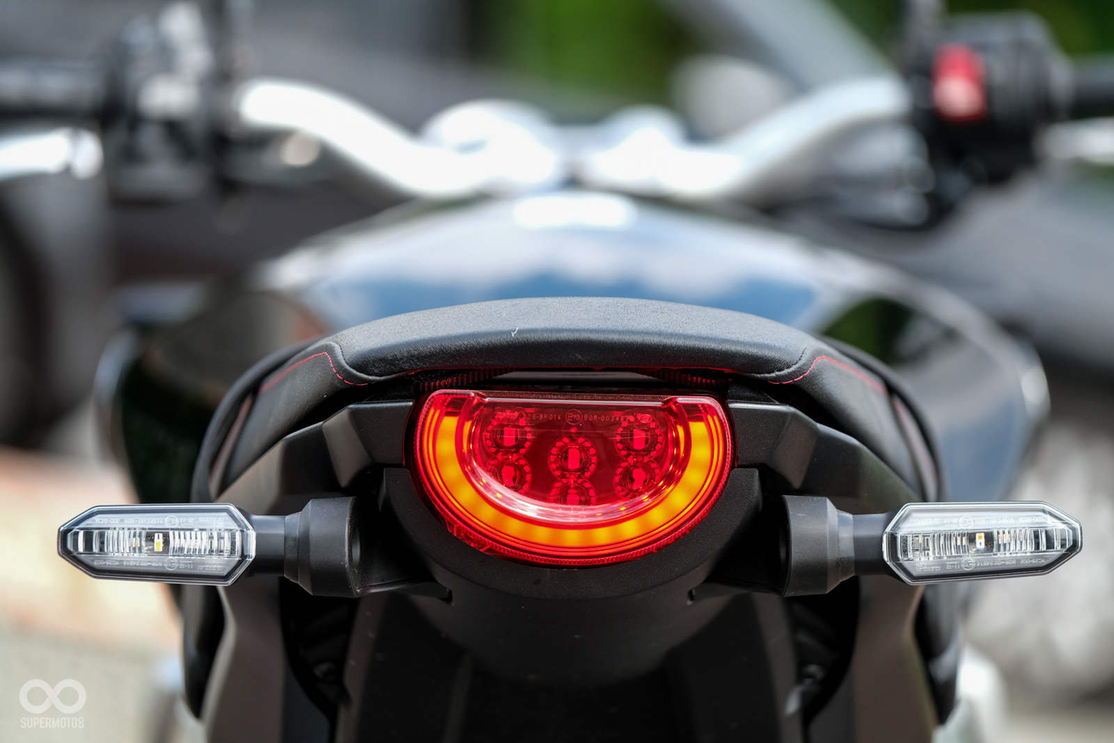 全車燈具皆採用LED光源,頭燈並有著導光條設計