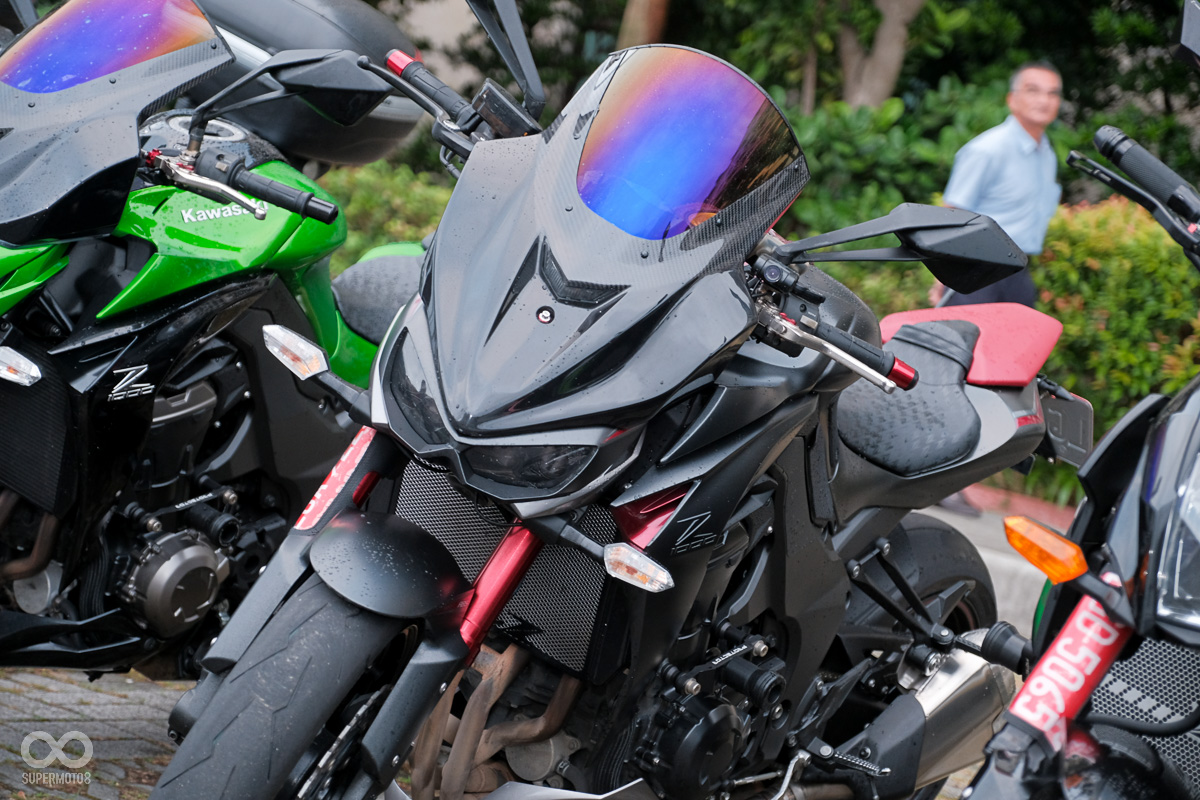 Z1000凄特別配色搭配上碳纖維鬼面與彩鈦風鏡，讓原本就很殺的四代目變得更兇惡
