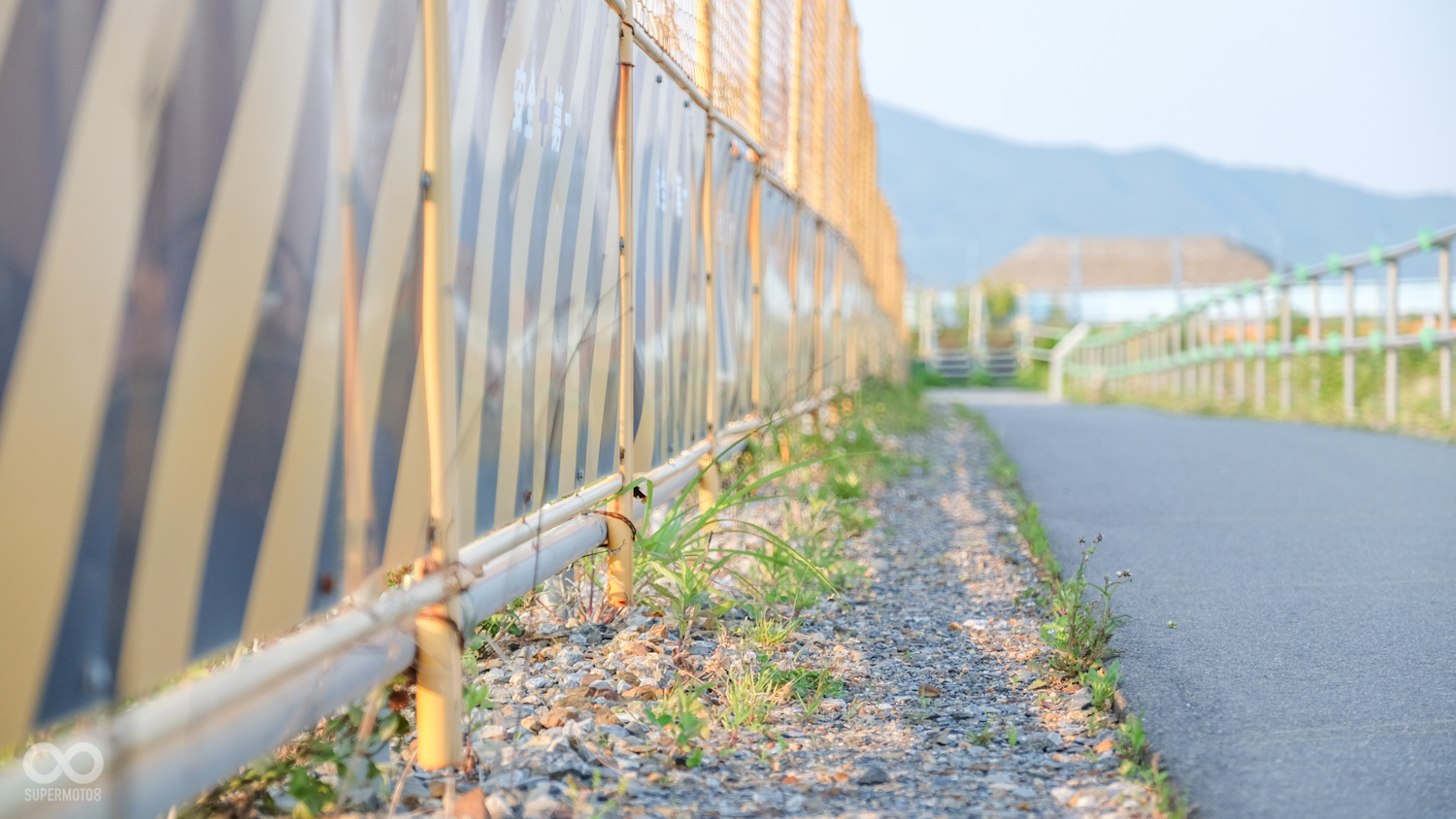 四周的殘骸雖然早已清除大半,但斷垣殘壁間仍能看出海嘯威力的可怕