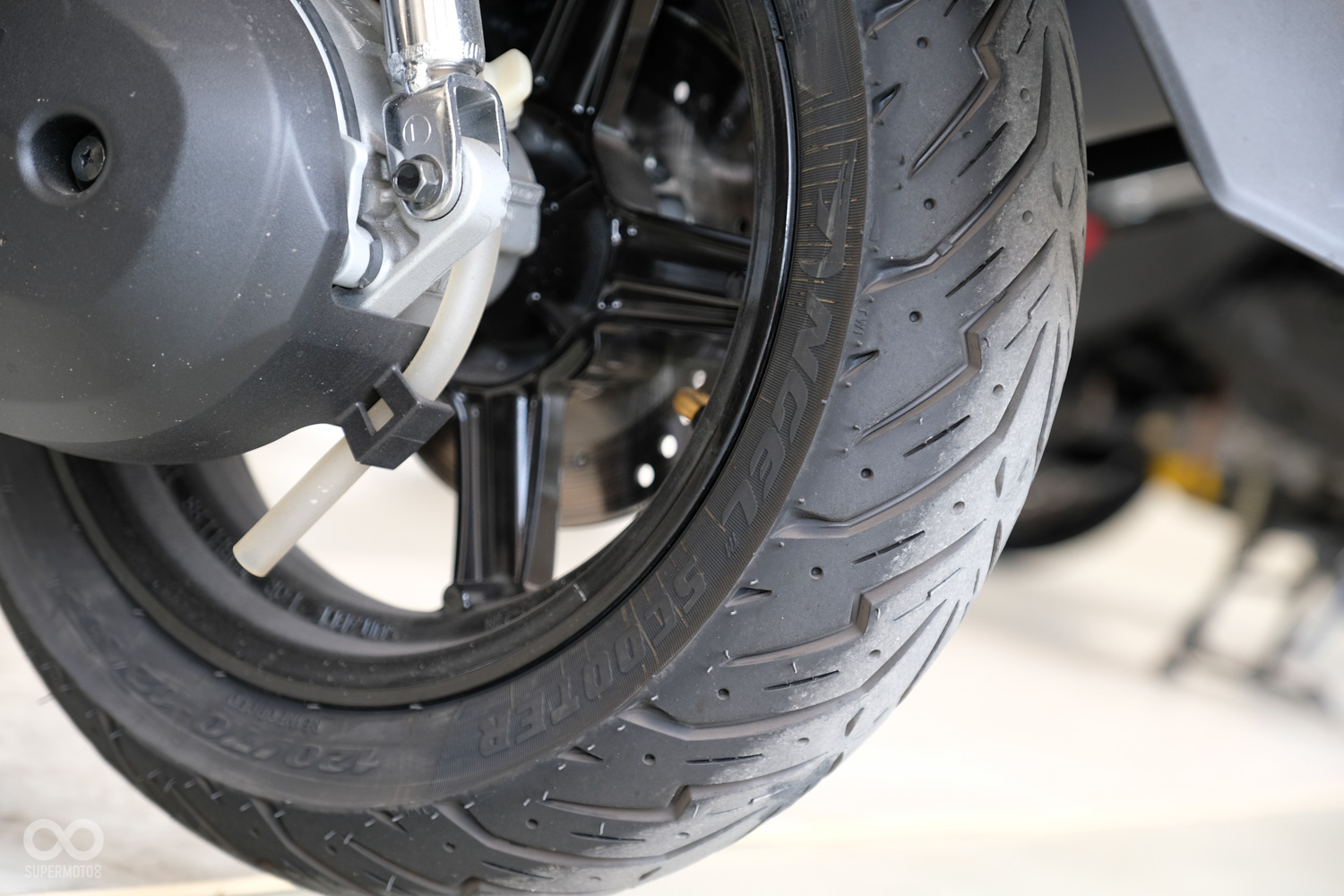 經過一上午的激烈操駕，前輪的胎毛依舊清晰可見，耐磨性相當驚人