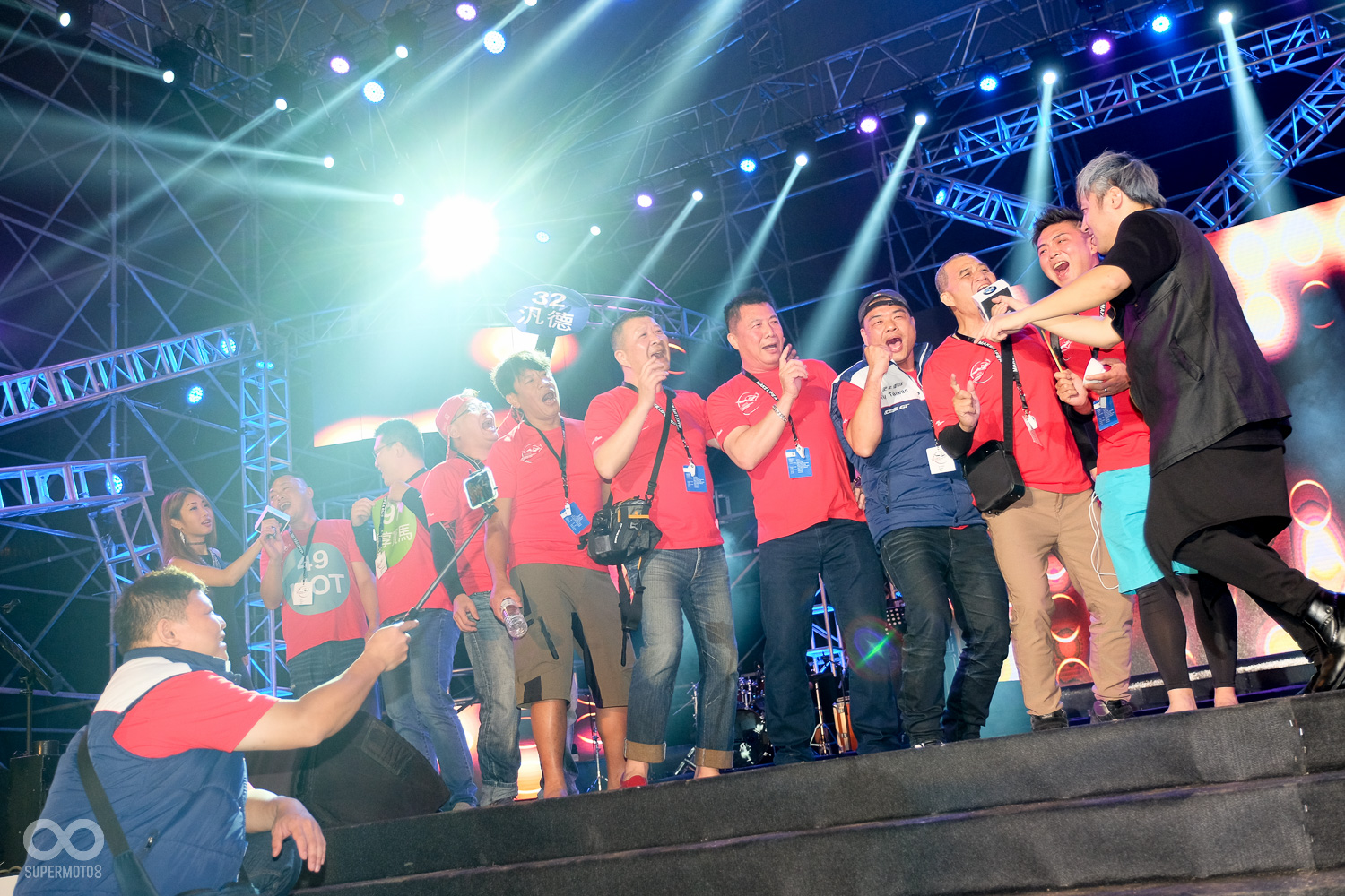 車友們也一起上台同樂，一同飆歌