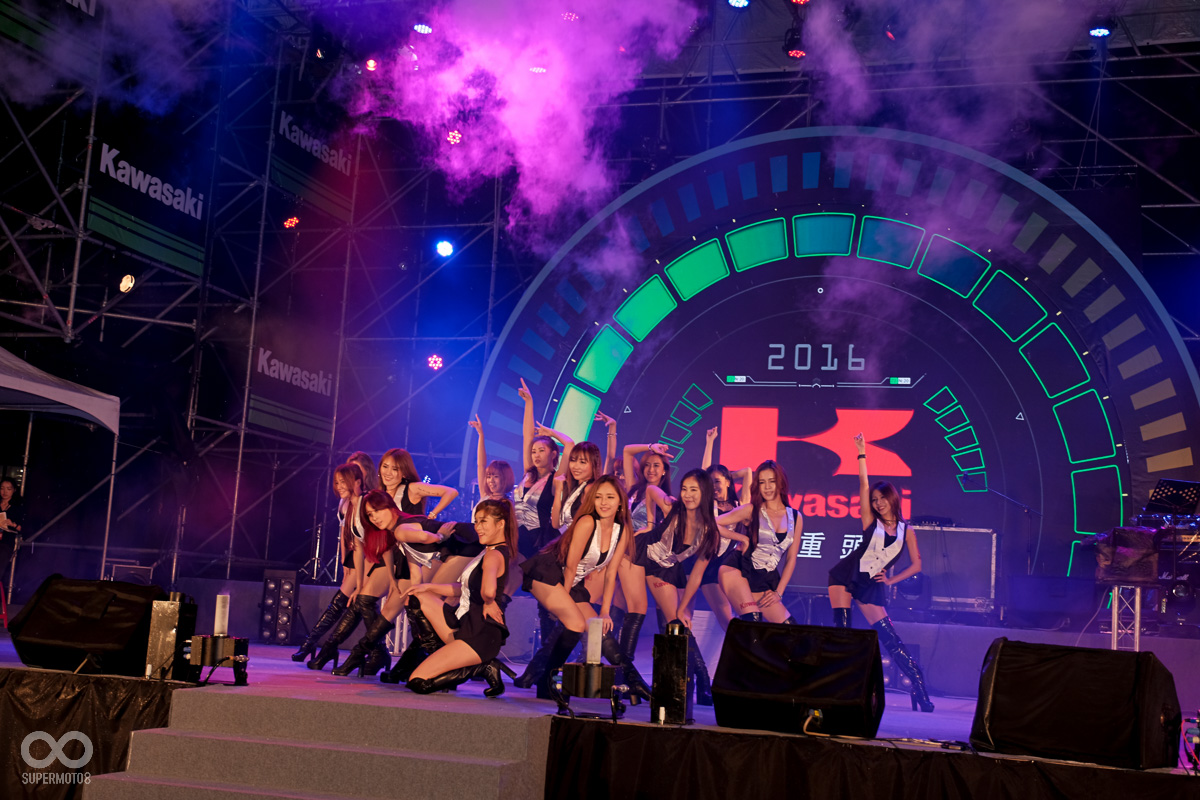 開場便帶來精彩的燈光秀與Kgirles精彩的歌舞表演