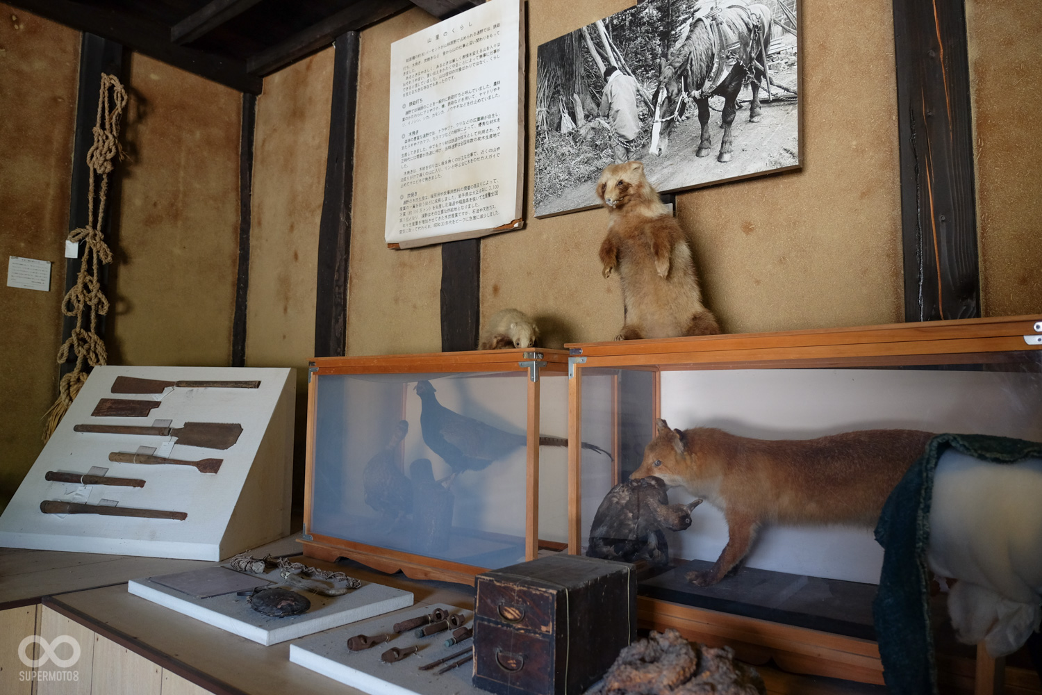 在屋內也陳列了許多當代的工具,值得一提的是屋內所有的工具都是可以實際操作的真品