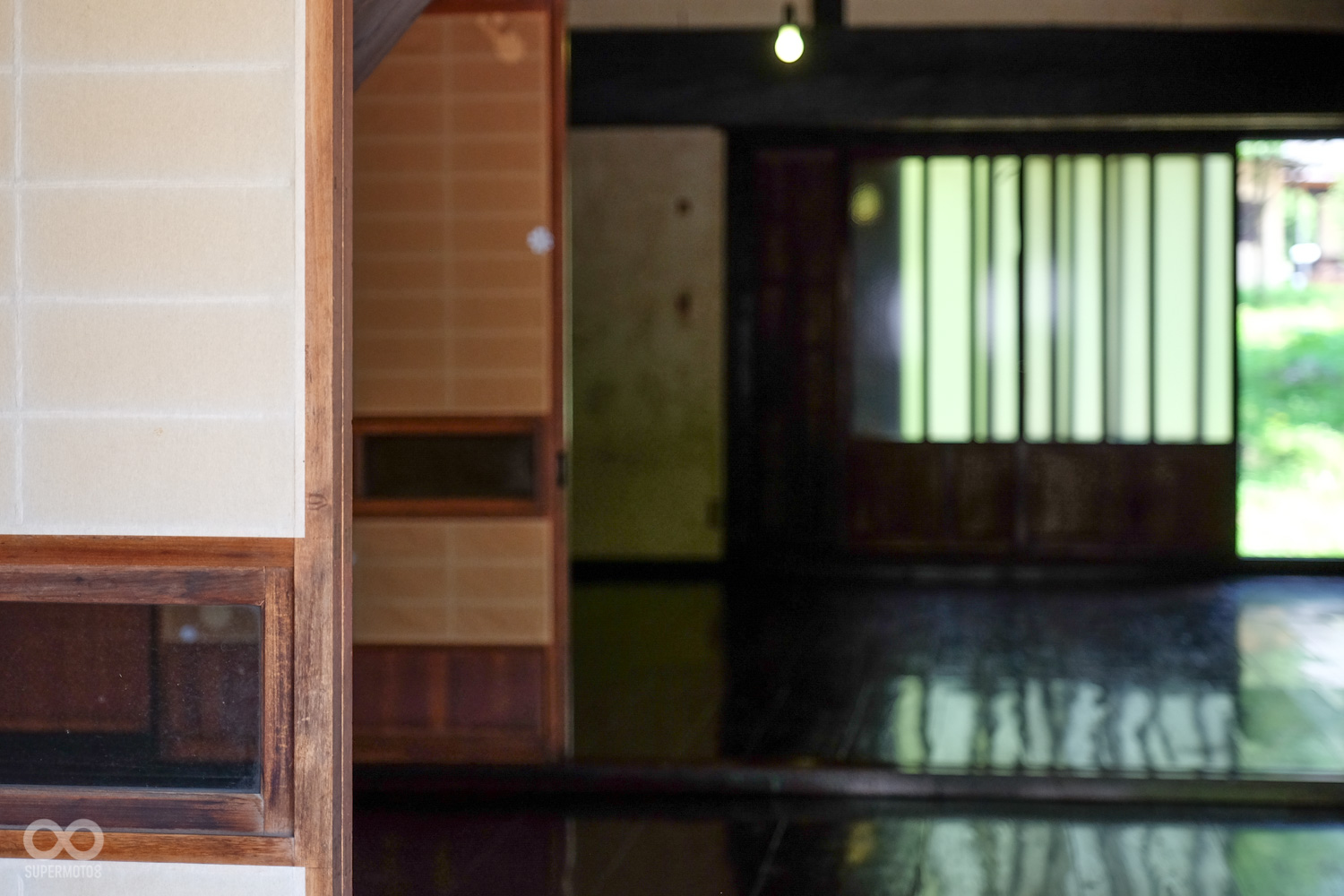 獨特的茅草屋頂完全依照古法打造,相當的費工費時,要維持更是不容易