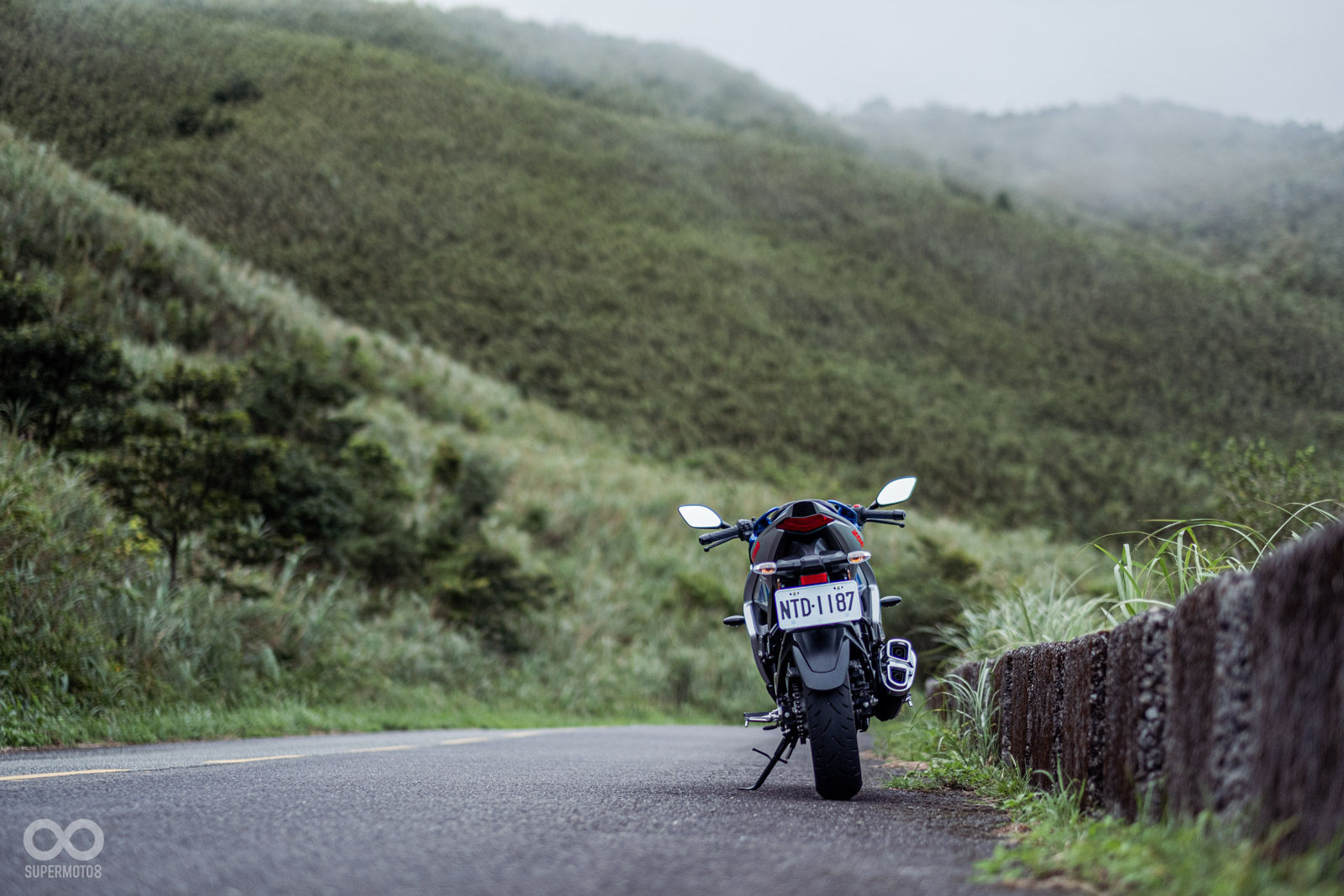 午後飄來幾朵雲霧,瞬間替GIXXER SF 250增添幾分神秘感!
