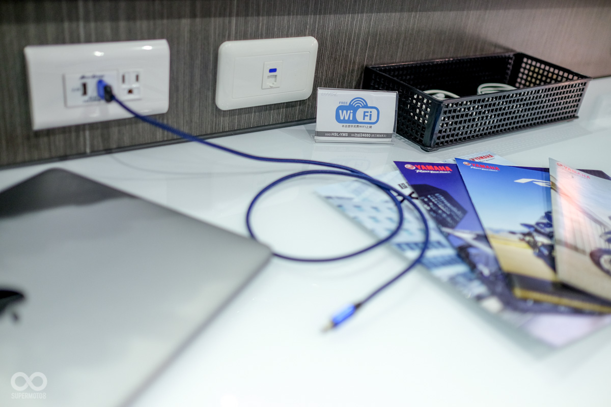 在維修區旁設有車主休憩區,讓車主能隔著玻璃陪伴著愛車,同時店家也提供了充電器與免費的WiFi以及雜誌刊物等,讓車主消磨時間