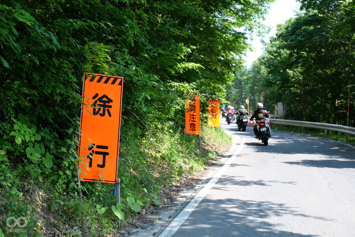 接近施工區域前,“徐行”這樣的路牌也會持續出現,不斷的提醒用路人降低車速,避免危險