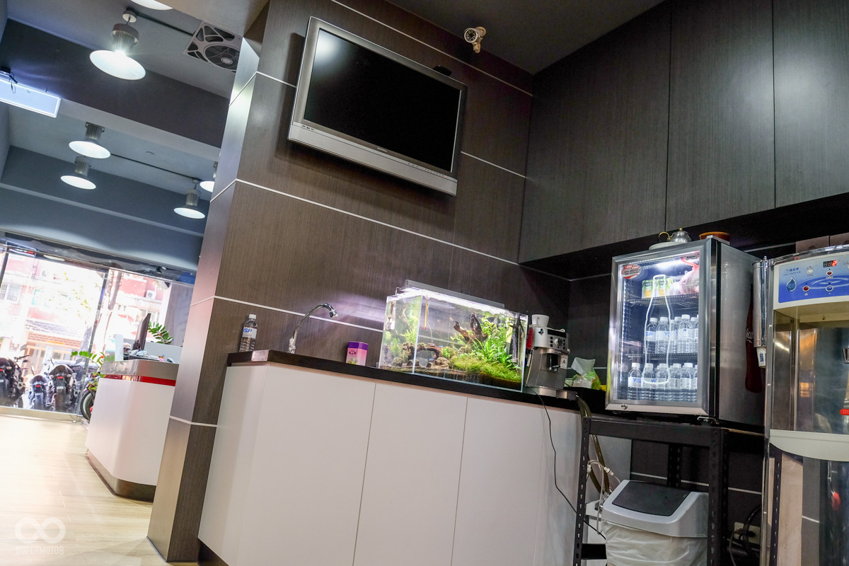 店內也備有茶水與電視機,讓車友們也能在這相聚聊聊車經看看GP