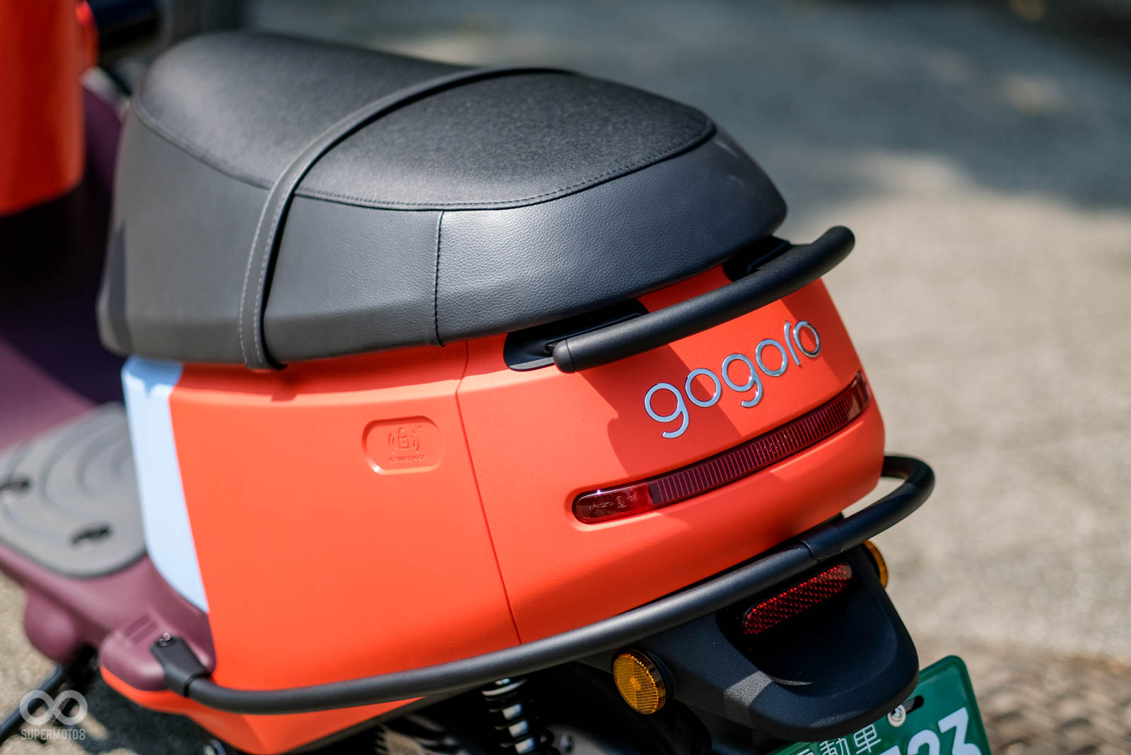 尾部設計與Gogoro 3相當類似，但後扶手為額外安裝配件