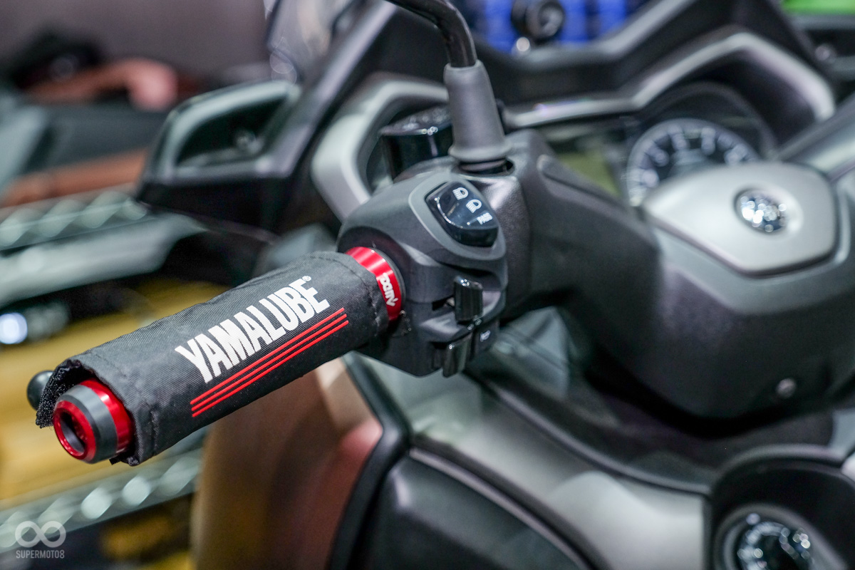 顧客的愛車進入維修部後第一個動作便是鋪上保護墊,避免車輛遭到污損