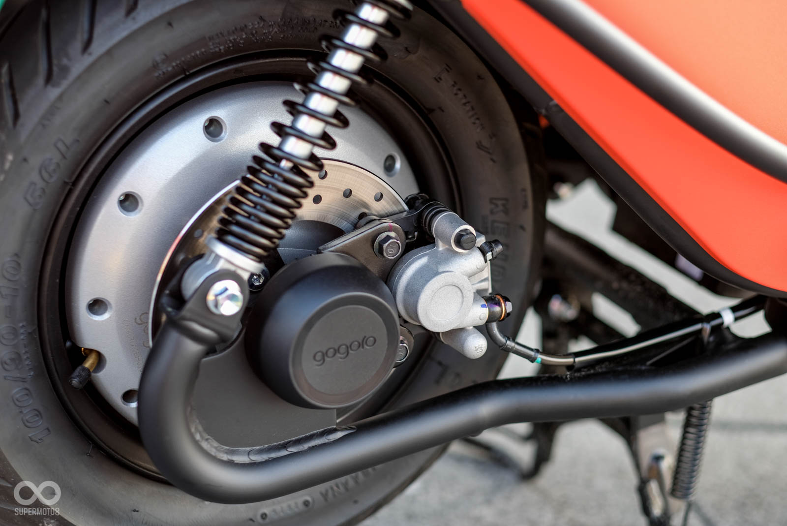 Gogoro VIVA前後皆採用10吋輪框，且配有前後單活塞碟煞