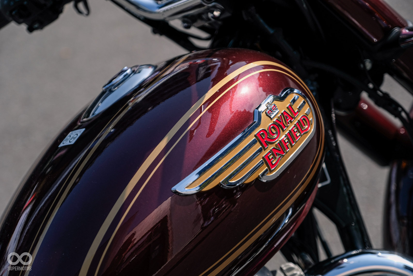 Bullet 350的油箱塗裝質感相當出色，在太陽下顯現出金光閃閃的視覺效果