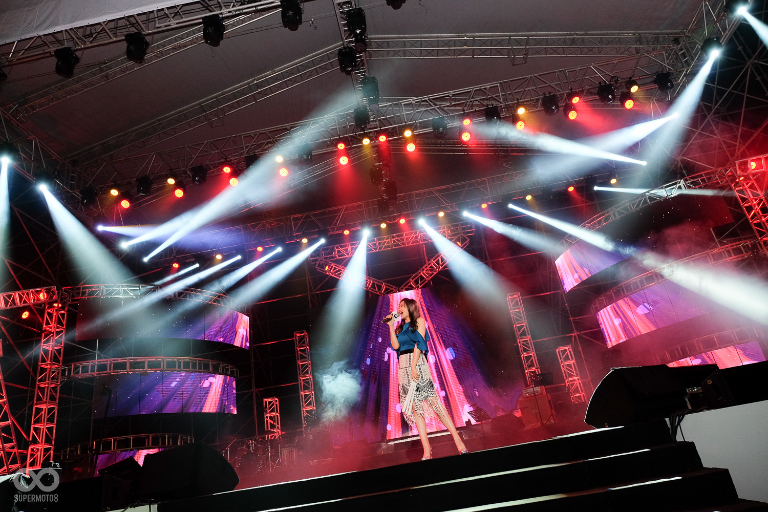 除了多首知名歌曲連發，現場也大方送出多張簽名海報