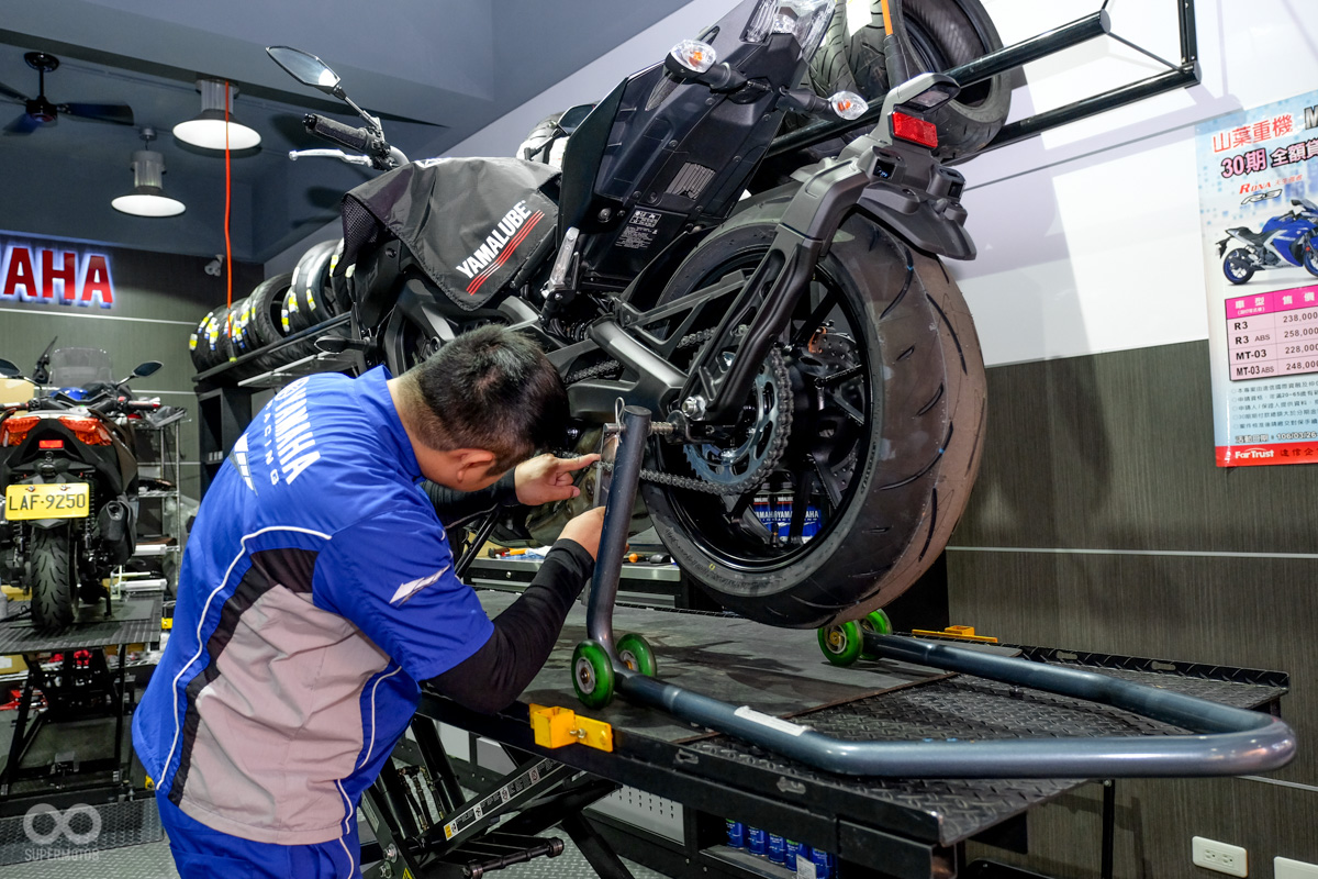 針對沒中柱的車型,店內也備有各尺寸的駐車架,以利施工