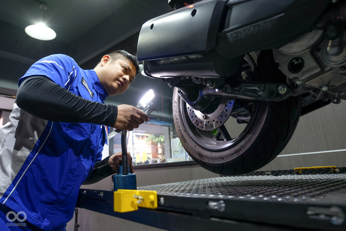 來令片剩餘的厚度使用游標卡尺丈量,給予車主精準的數值,而不是單純的一句“煞車皮快磨完了”