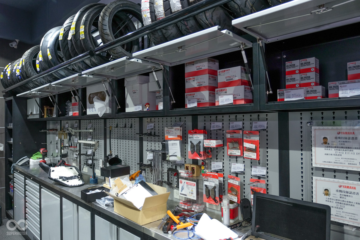 所使用的耗材與油品當然也都是YAMAHA的原廠料件,價格的部分也都有清楚的標示