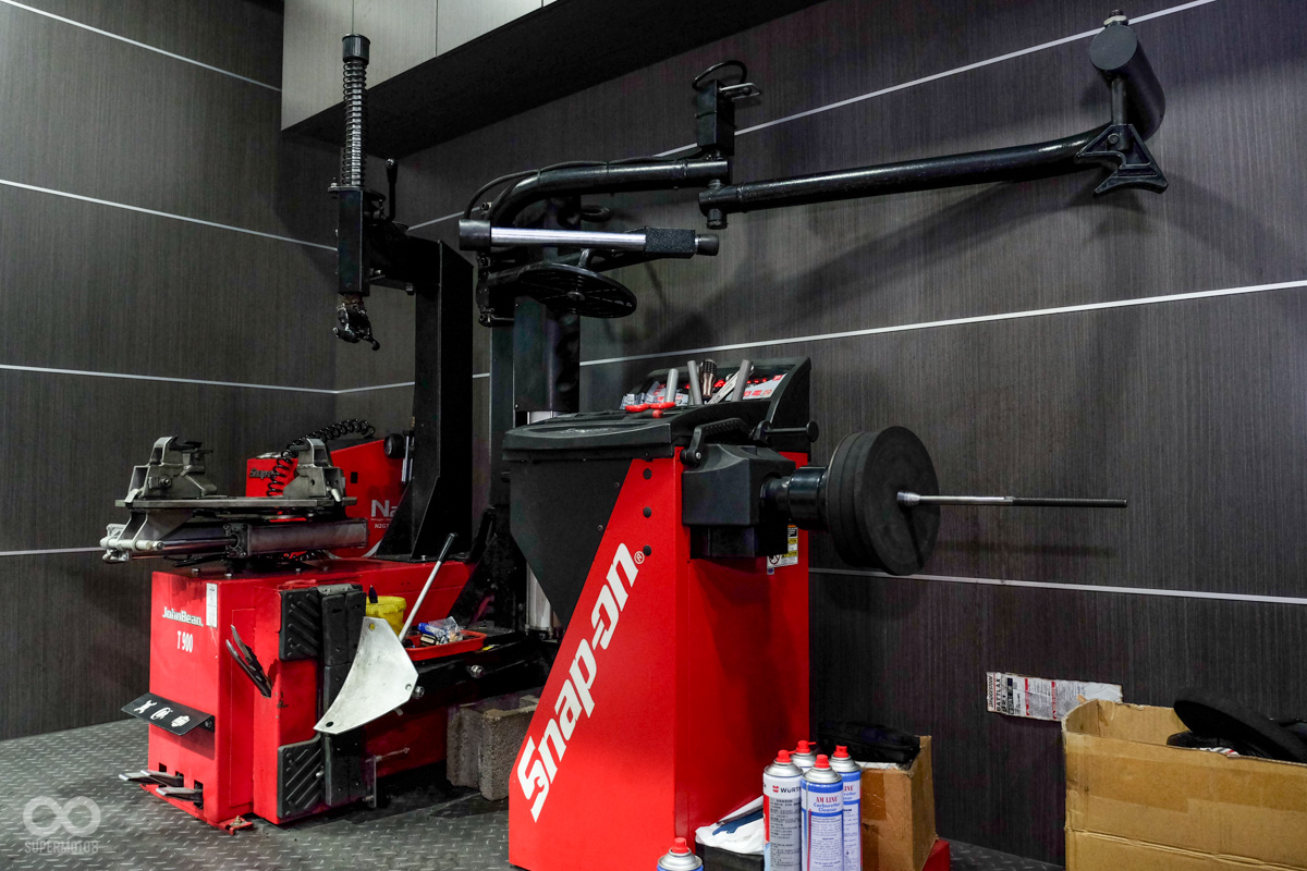 專門的特工與專用的拆裝機具除了能讓施工更有效率,也能保護車體避免受損