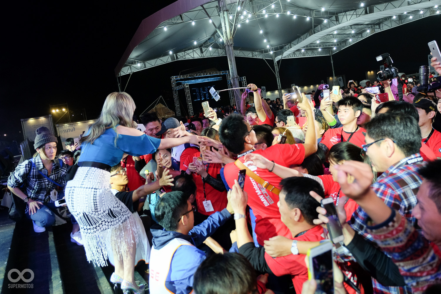 親和力十足的和台下觀眾握手，全場幾乎暴動