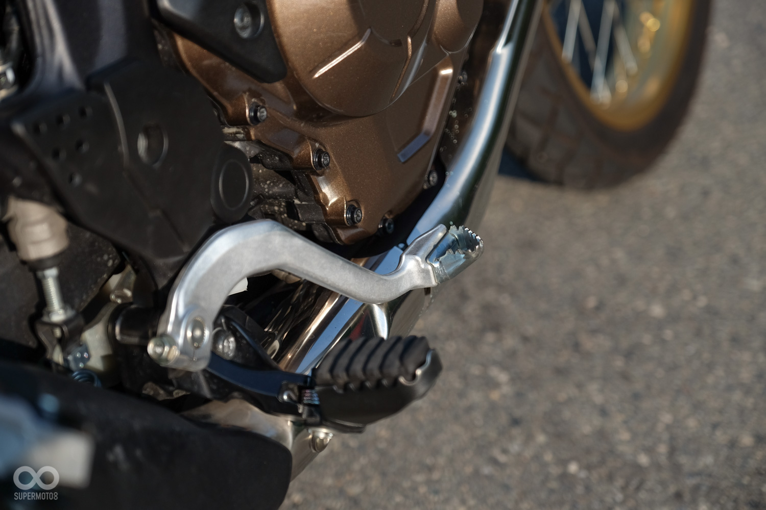 腳踏也是純種的越野設定，上頭的膠墊可以移除，讓金屬齒直接與鞋底咬合，讓戰力騎乘時更為穩固