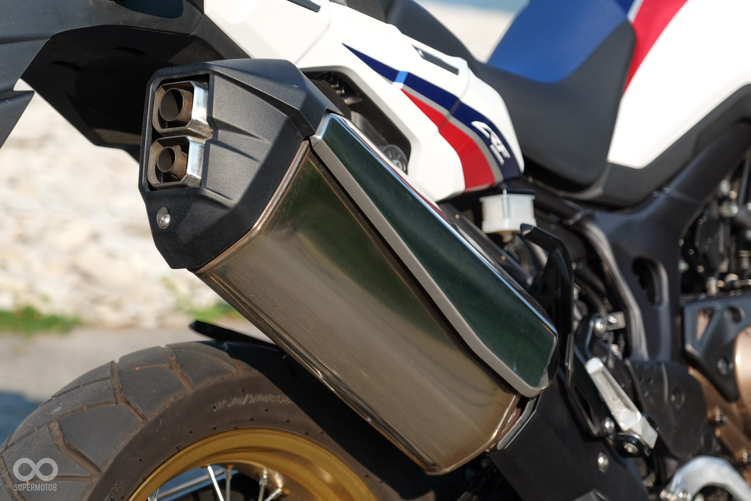 排氣管高且翹，明顯是為了涉水所設計