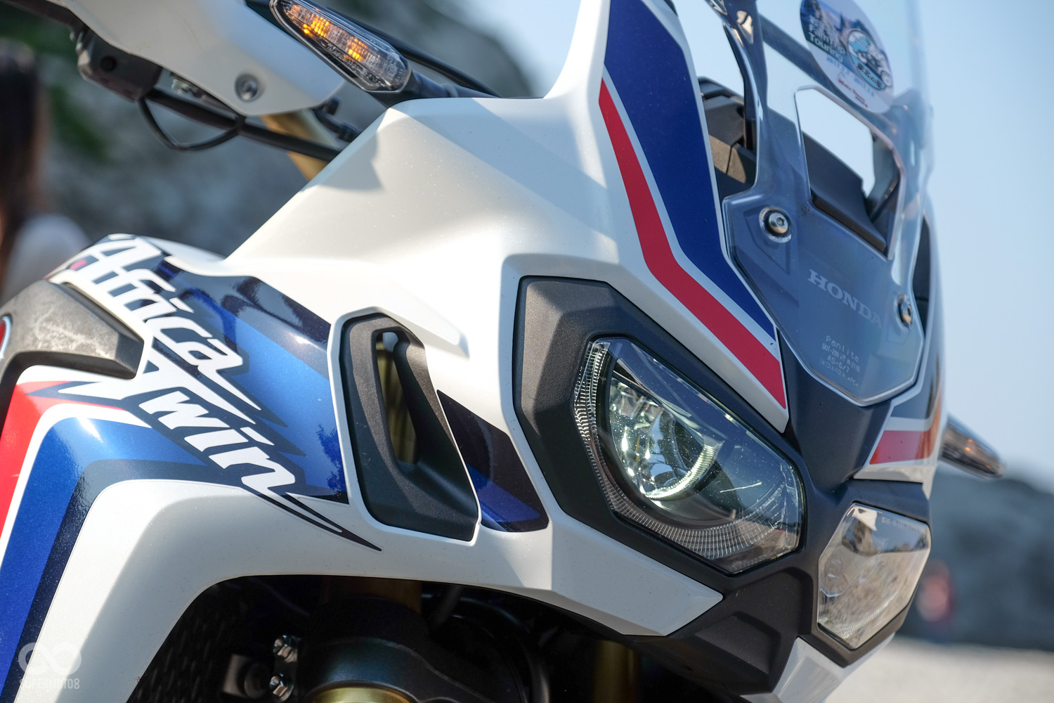 經典的雙燈元素遭到保留，但從圓燈變成了幾何造型