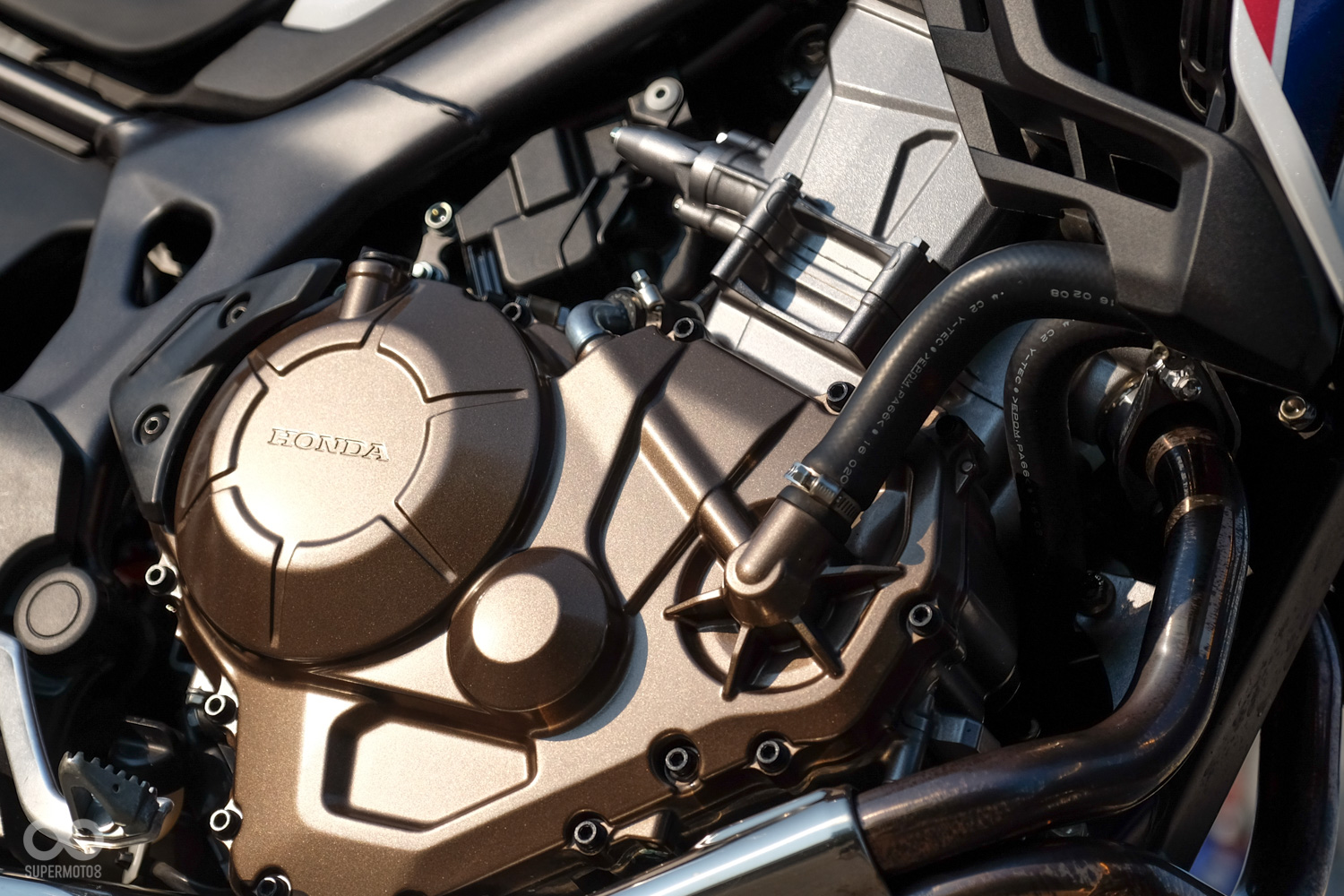 採用998cc直列雙缸水冷引擎，最大馬力95ps，扭力則是達到了98N.m