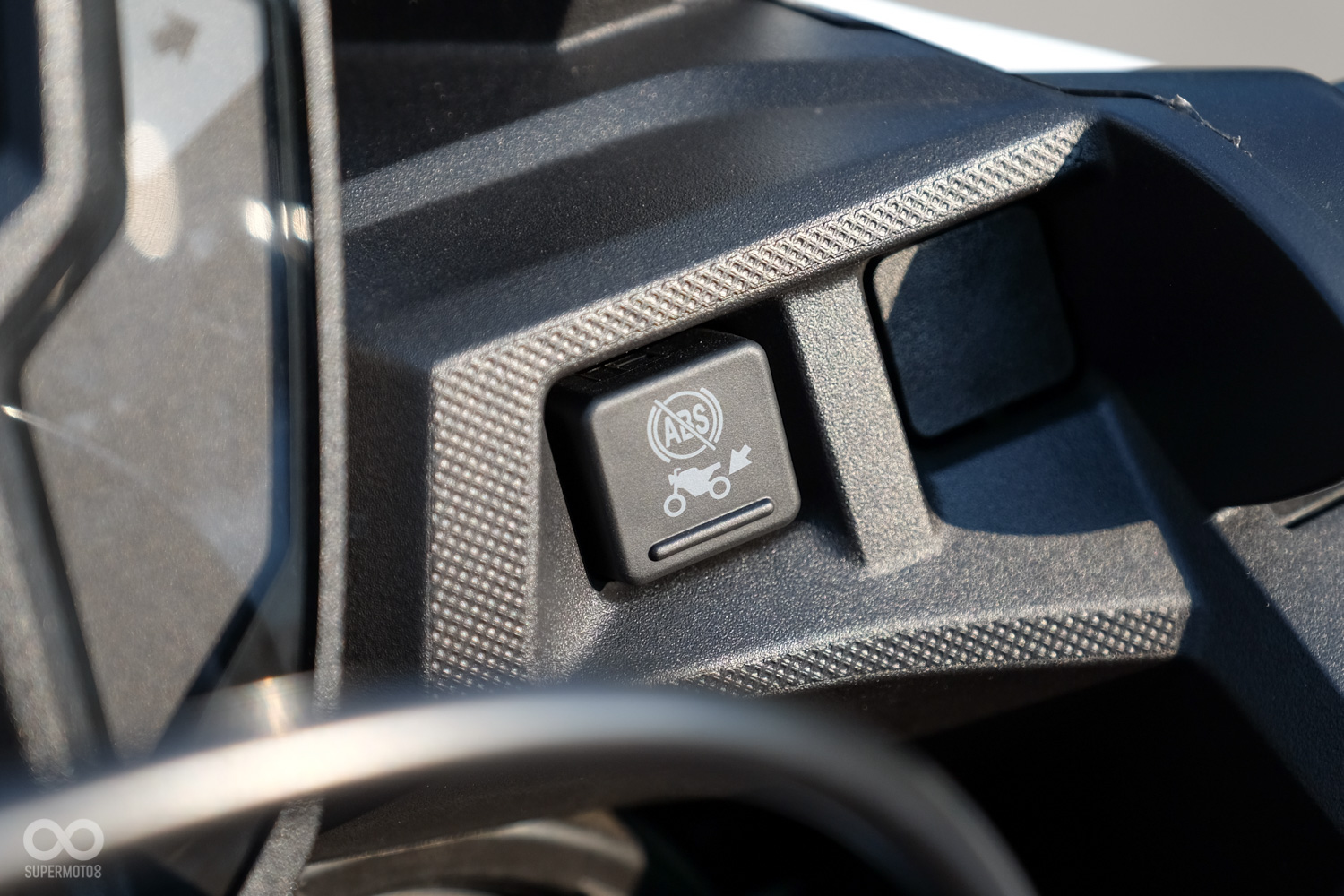 除了動力模式與TC擁有專屬越野使用的段數，後輪的ABS也可獨立關閉