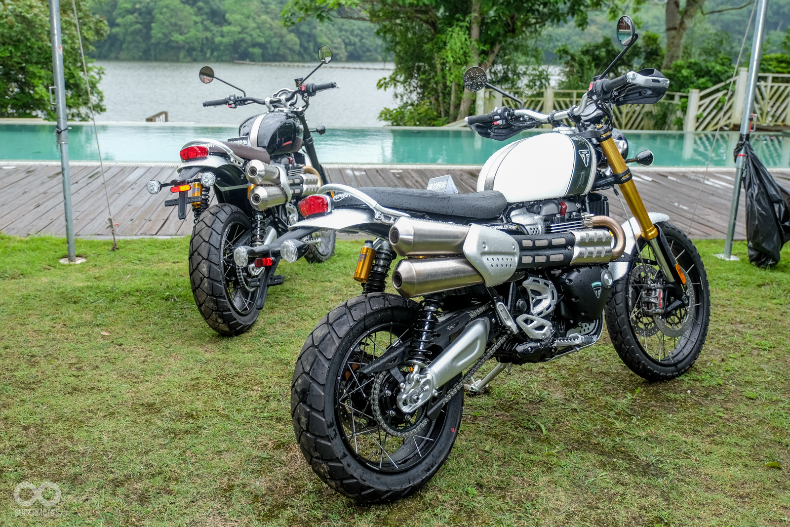 Triumph Scrambler 1200 XE,外觀上最顯眼的差異就在前叉的金筷子