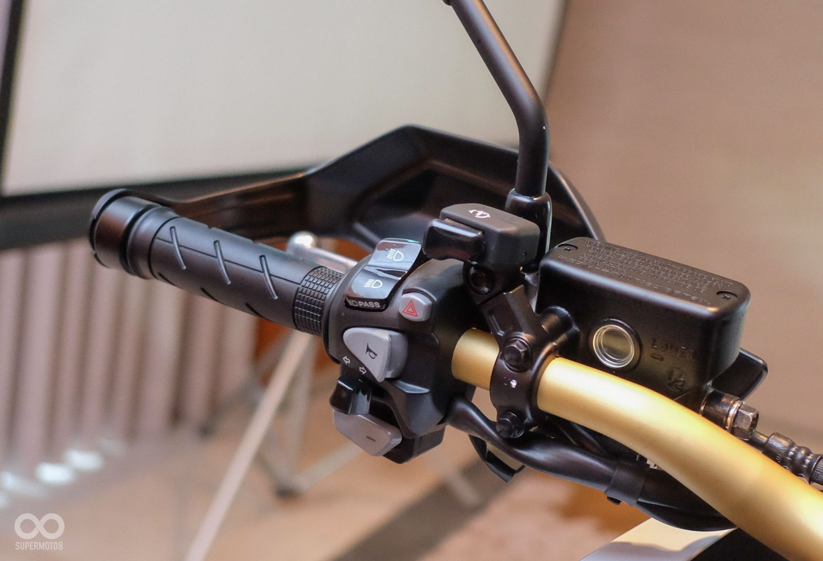 改款亮點之一,HSTC循跡控制系統,並將開關設於左側手把