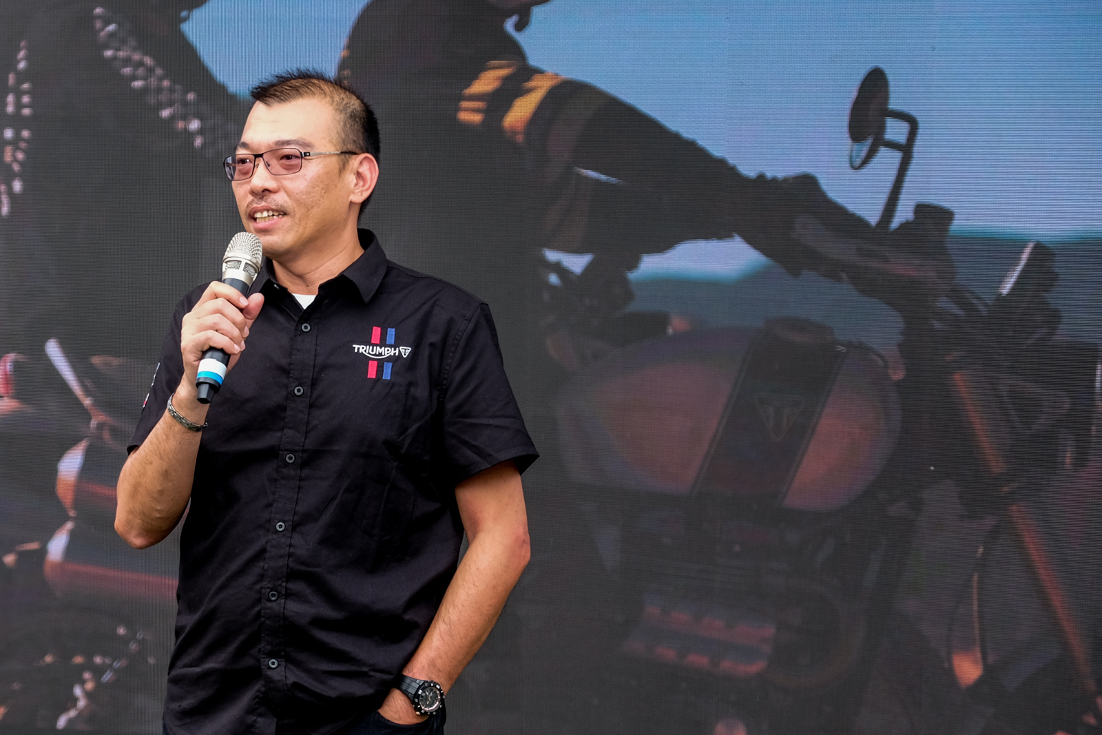 活動由安東貿易阮營運長(下)與同時也是重機愛好者的主持人張兆志(上)一同為多款新車揭開序幕