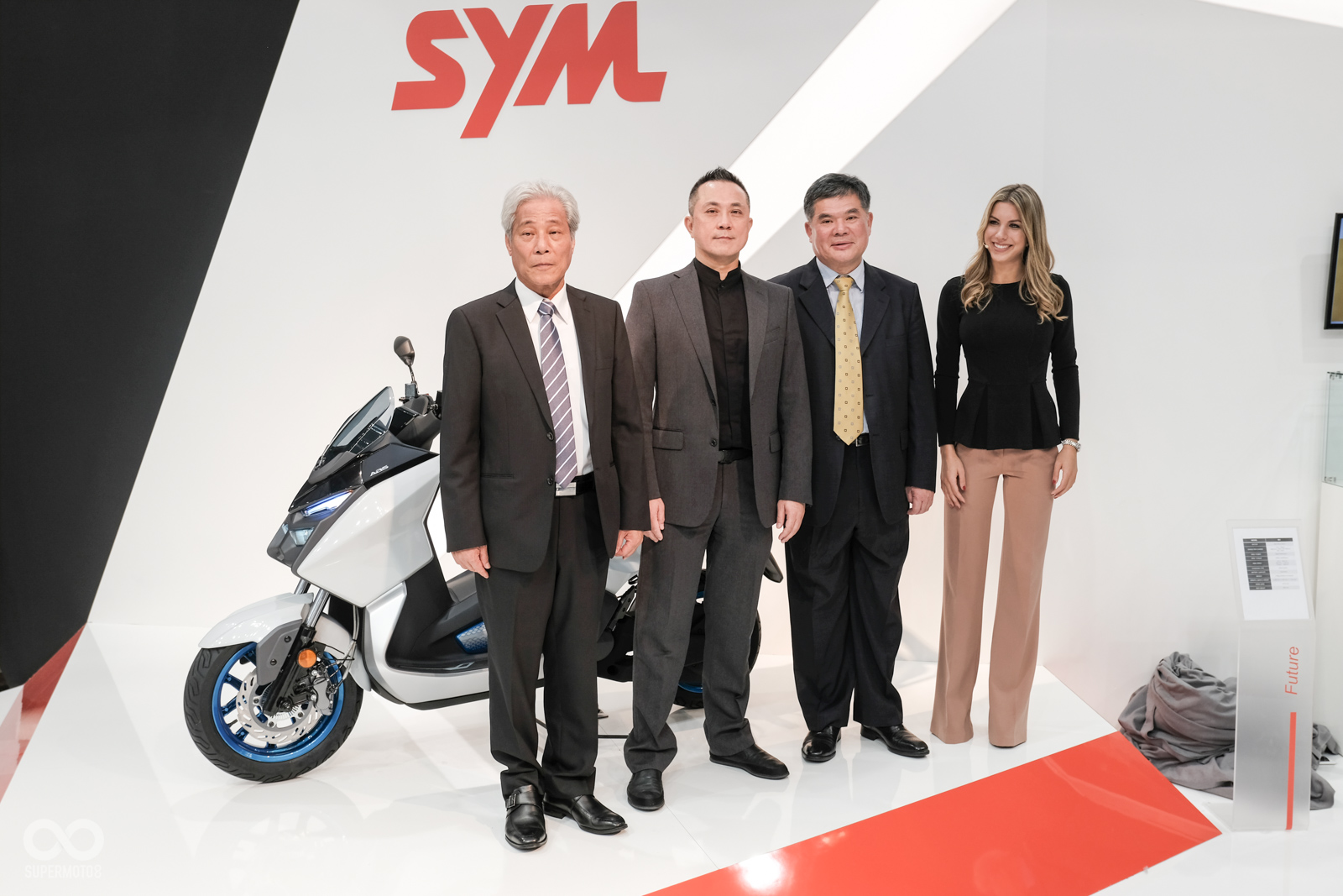 SYM的長官們也來到現場替車款揭幕