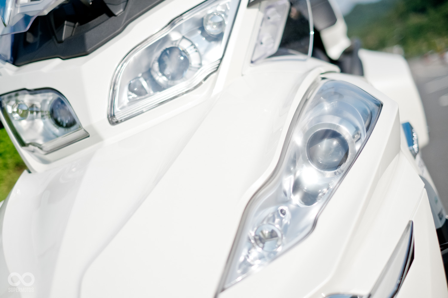 採用特殊的遠近燈分離設計，近燈在下減少對對向車的干擾，遠燈在上，使燈具擁有更好的照射角度