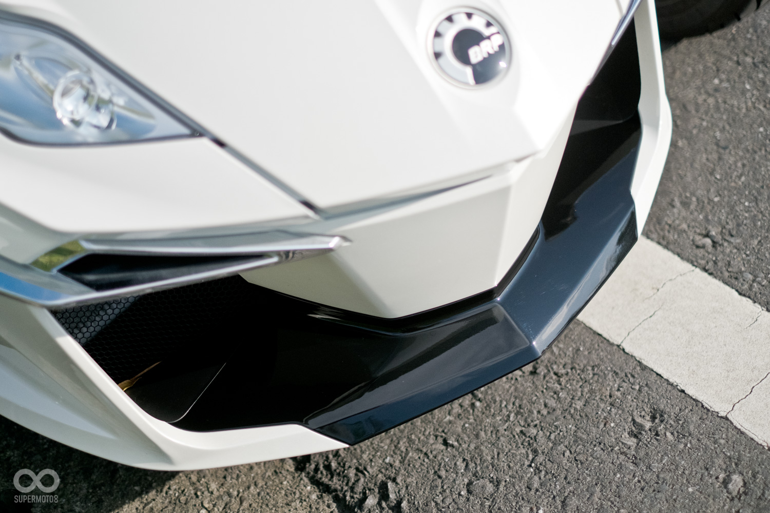 擁有與跑車類似的車頭下巴，視覺張力十足