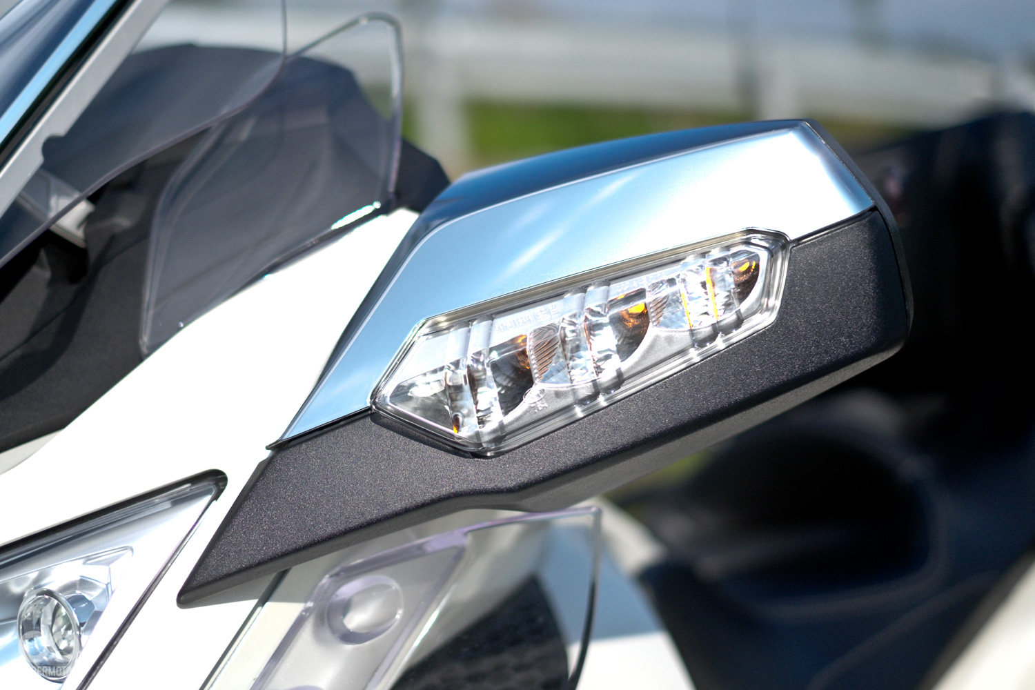 方向燈跟汽車一樣，整合在後照鏡上方