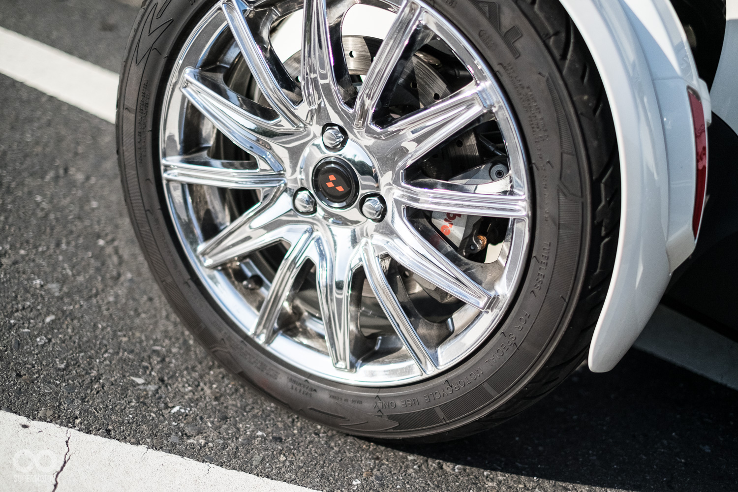 閃亮的輪框下藏著制動力道強大的BREMBO對四卡鉗