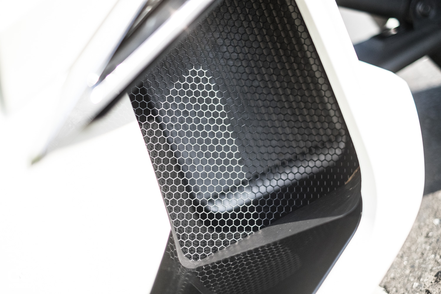 大尺寸的雙散熱水箱隱藏在車頭兩側內