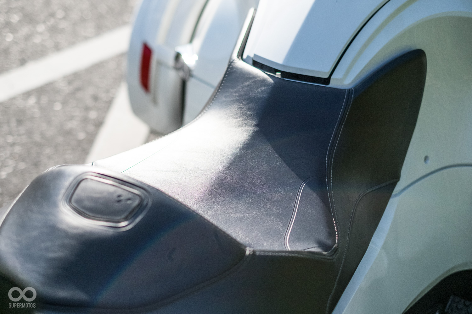 馬鞍型的座墊舒適性極佳，在外國還有前座的後靠背可以加購，減輕騎士在長途騎乘時的腰部負擔