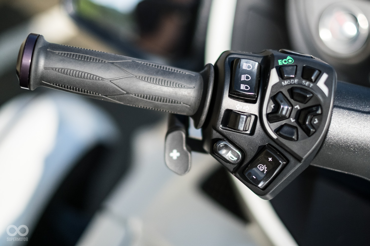 從音響音量控制、風鏡高低調整、遠近燈起閉、ECO模式開啟到檔位切換包含倒車都能由左手一手搞定