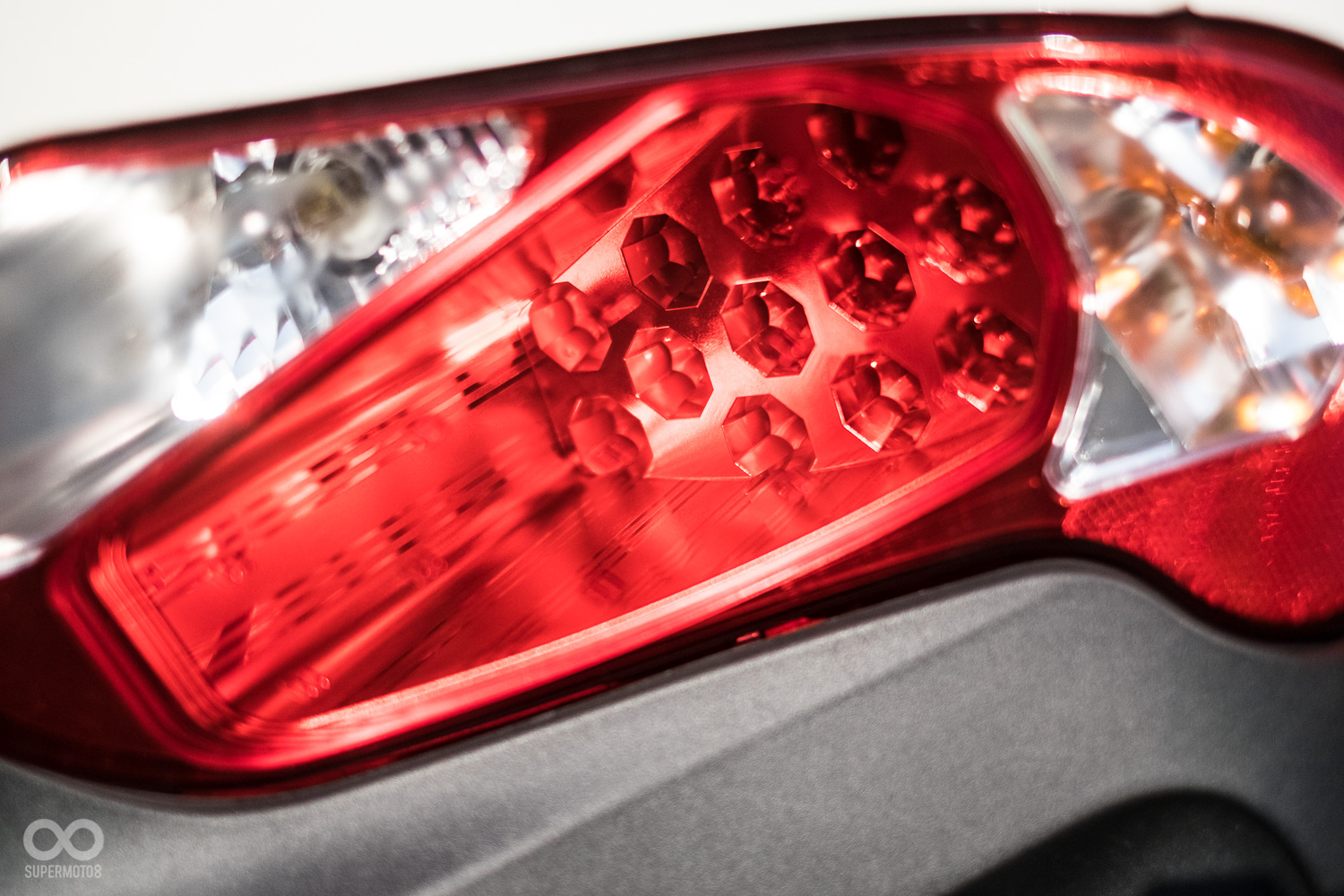 大面積造型LED尾燈，明亮大氣